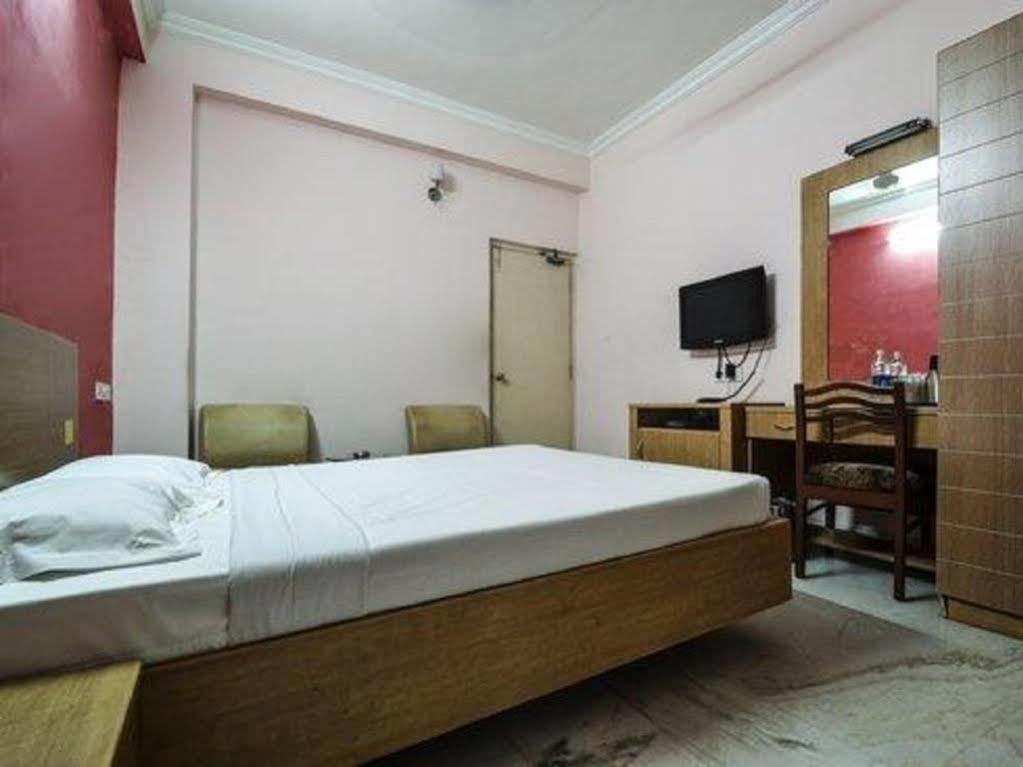 แฟ็บโฮเต็ล รอยัล สตาร์ Hotel เชนไน ภายนอก รูปภาพ